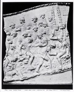 Römische Soldaten behandeln die Verwundeten, ein Abguss von Trajanssäule, 113 n. Chr. von Roman