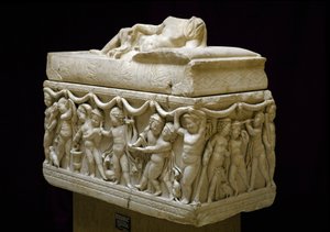 Römische Antike: Marmorsarkophag mit Reliefs von Kinderfiguren (Amor)
