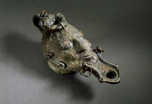 Römische Kunst: Bronzeölleuchte in Form eines Gesichts von Roman