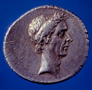 Römische Kunst: Münze mit dem Abbild von Julius Caesar (100-44 v. Chr.) - Paris, BN von Roman