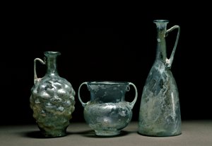 Römische Kunst: Glasflaschen und Krug
