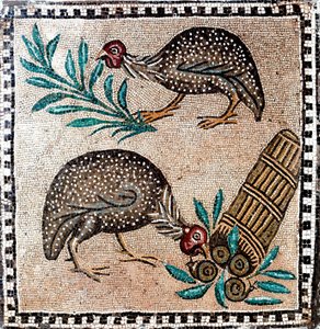 Römische Kunst: Mosaik, das Perlhühner darstellt von Roman