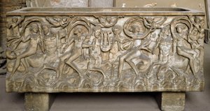 Römische Kunst: Sarkophag dekoriert mit Flachreliefs, die einen Zug von Mänaden und tanzenden und musizierenden Kentauren darstellen