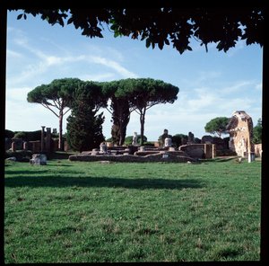 Römische Kunst: Ansicht der Ruinen des Tempels von Rom und Augustus, archäologische Stätte von Ostia