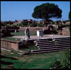 Römische Kunst: Ansicht der Ruinen des Tempels des Herkules und der Statue von Gaius Cartilius Popplicola, Bürger von Ostia von Roman