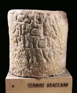 Römische Zivilisation, Grenzstein, der die durch die Gesetze der Gracchen zugewiesenen Parzellen markierte von Roman