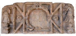 Römische Inschrift, die Kaiser Hadrianus erwähnt, aus dem Caesarea-Hochwasseraquädukt, Shuni, Israel, 2. Jahrhundert n. Chr. (Stein) von Roman