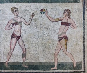 Raum der Mädchen, die Athleten darstellen, die an einem Leichtathletikwettbewerb teilnehmen und einen zweiteiligen Badeanzug tragen