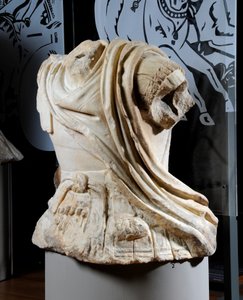 Skulptierter Torso eines Kavalleristen, vermutlich eine Kopie einer Originalbronze von Alexander dem Großen, ca. 75-25 v. Chr. von Roman