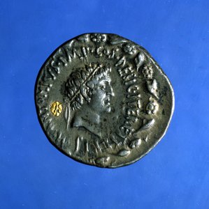 Silber- und Goldmünze mit dem Abbild von Marcus Antonius (83 v. Chr. - 30 v. Chr.), ein römischer Politiker, der mit Kleopatra regierte. von Roman