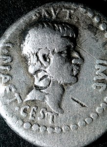Silbermünze mit dem Abbild von Marcus Junius Brutus, römischer Senator von Roman