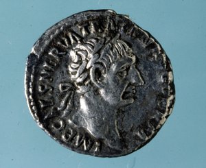 Silbermünze mit dem Abbild des römischen Kaisers Nerva (26 - 98) von Roman