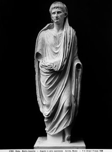 Statue des Kaisers Augustus in priesterlichen Gewändern von Roman