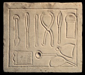 Chirurgische Instrumente (Relief)