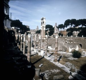 Das Caesar-Forum begann 54 v. Chr. und endete unter Kaiser Augustus (Octavian oder Octavian) (63 v. Chr. - 14). Rom.
