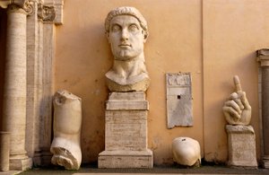 Der Innenhof des Palastes der Konservatoren (Palazzo dei Conservatori) im Kapitolinischen Museum: Fragmente der kolossalen Statue von Konstantin aus den Jahren 313-324 n. Chr. von Roman