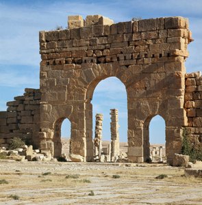Blick auf die archäologische Stätte durch das Tor von Antoninus von Roman