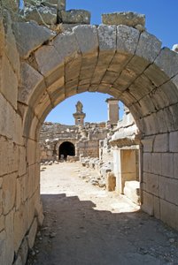 Blick durch den gewölbten Eingang des Theaters von Xanthos in die Orchestergrube, mit Säule und Harpyiengrab, Xanthos, Türkei von Roman