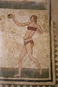 Frau spielt Ball. Junge Römer bei körperlichen Übungen. Sie tragen einen Lendenschurz um die Nieren und ein Strophium (Vorläufer des BHs) auf der Brust. Römisches Mosaik des 3. - 4. Jahrhunderts der Villa del Casale, Piazza Armerina.