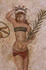 Junge Römer bei körperlichen Übungen. Sie tragen einen Lendenschurz um die Nieren und ein Strophium (Vorläufer des BHs) auf der Brust. Der Palmzweig, den sie halten, ist ein Symbol des Sieges. Römisches Mosaik des 3. - 4. Jahrhunderts der Villa del Casale, von Roman