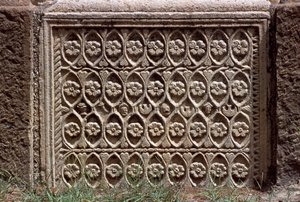 Architektonisches Fragment mit geschnitzter Dekoration, Hochimperialzeit (27 v. Chr.-395 n. Chr.) von Roman Imperial Period