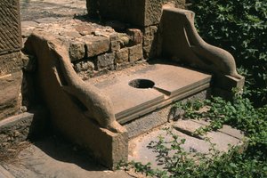 Delphinarmlehne öffentliche Toilette des Forums; Hochimperiale Periode (27 v. Chr.-395 n. Chr.)
