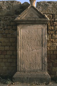 Stele mit einer Inschrift auf dem Sertius-Markt, Hochimperiale Periode von Roman Imperial Period