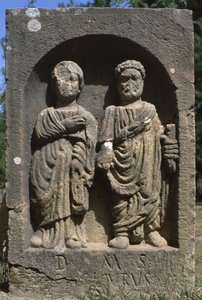Stele mit zwei menschlichen Figuren, Hochimperialzeit (27 v. Chr. - 395 n. Chr.) von Roman Imperial Period