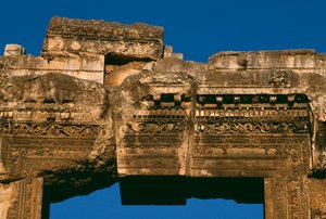 Tempel des Bacchus, Detail des Türsturzes, Hochimperiale Periode 27 v. Chr. - 395 n. Chr. (Foto) von Roman Imperial Period