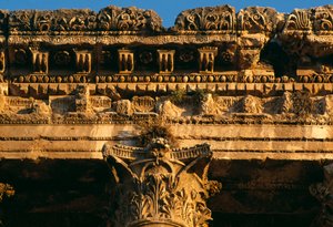 Tempel des Bacchus, Detail des Gebälks, Hochimperiale Periode 27 v. Chr. - 395 n. Chr. (Foto) von Roman Imperial Period