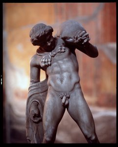 Ein Satyr mit einem Weinschlauch. Skulptur im Casa dei Cervi, 5. Jahrhundert v. Chr. - 1. Jahrhundert n. Chr.