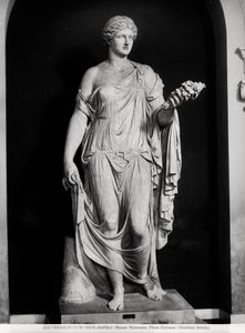 Weibliche Statue namens Flora Farnese, 2.-3. Jahrhundert n. Chr. von Roman Roman
