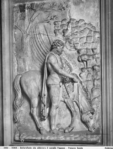 Kaiserliche Platte mit Reliefdarstellung von Bellerophon, der das geflügelte Pferd Pegasus an einer Quelle tränkt, Corridoio dei Bassorilievi des Palazzo Spada, Rom