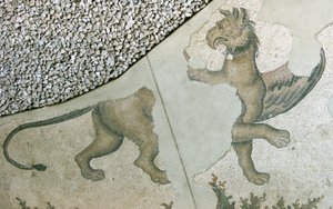 Mosaik, das einen Löwengriffon darstellt, Arasta-Basar, Sultan-Ahmet-Moschee, Istanbul von Roman Roman
