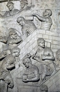 Römische Kunst: Bau eines Forts im römischen Lager. Abguss von 1862, der die Reliefs der Trajanssäule in Rom reproduziert