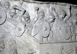 Römische Kunst: Römische Soldaten verteidigen eine Festung (Abguss von 1862) von Roman Roman