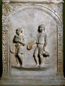 Römische Kunst: Grabaltar zeigt zwei Diener, die Opfergaben tragen von Roman Roman
