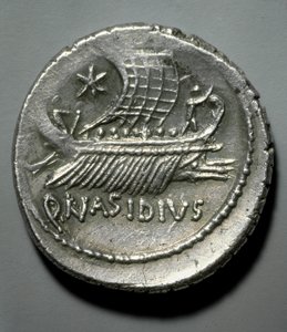 Römische Kunst: Silbermünze mit Darstellung einer Galeere von Roman Roman