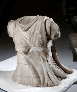 Skulptierter Torso eines Kavalleristen mit schwerem, abgenutztem Umhang von Roman Roman
