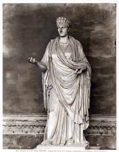 Statue einer Vestalin oder Priesterin des Romulus (Marmor) von Roman Roman