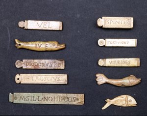 Theaterkarten aus Elfenbein aus der Römerzeit. Museo della Scala in Mailand von Roman Roman