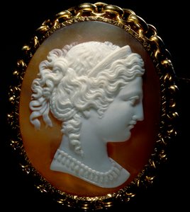 Porträt eines weiblichen Profils; Kamee auf Sardonyx, in Gold gefasst von Roman School