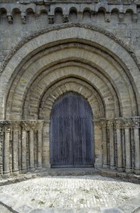 Kirche aus dem 12. Jahrhundert mit hübscher Poitevine-Fassade (romanischer Stil). Chaize-Giraud in Vendée (85). von Romanesque