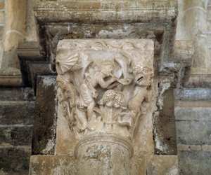 Ein Musiker und ein Dämon, der Wollust symbolisiert (geschnitztes Kapitell) von Romanesque