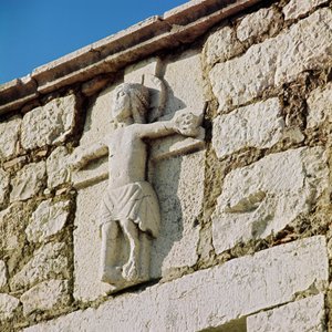 Christus am Kreuz Steinskulptur aus dem 13. Jahrhundert. Portal der romanischen Kirche San Bartolomeo, Campobasso Italien