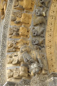 Detail des geschnitzten Gewölbes der Fassade der Kathedrale Saint Marie, Oloron Sainte Marie (Atlantische Pyrenäen)