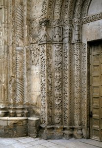 Detail der Fassade auf der linken Seite des Portals der Basilika, Anfang des 12. Jahrhunderts von Romanesque