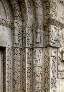 Detail der Fassade rechts vom Tor der Basilika, frühes 12. Jahrhundert (Fotografie) von Romanesque