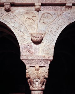 Detail des Lammes Gottes und Symbol des Evangelisten Lukas, geschnitzt auf der Tribüne des Priorats von Romanesque