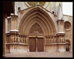 Gotische Kunst: Detail des zentralen Portals der Kathedrale von St. Thecle in Tarragona von Romanesque